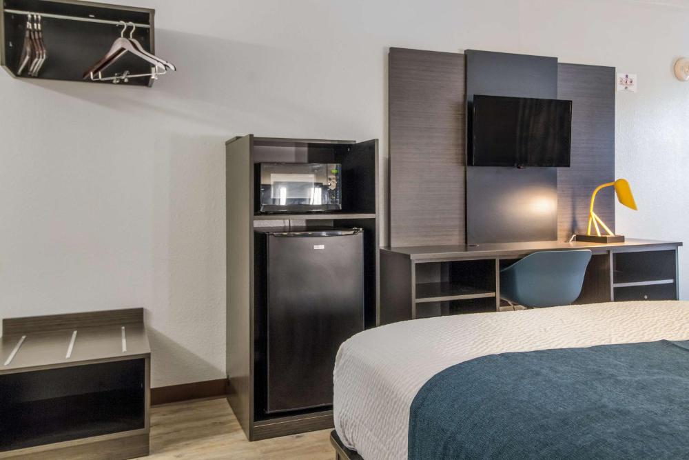 1 King Bed | Non-Smoking, Micfridge interior